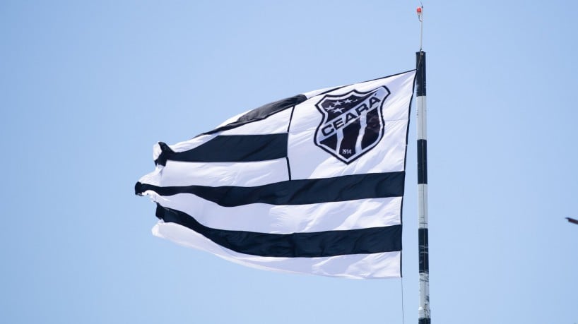 Bandeira do Ceará hasteada no estádio Carlos de Alencar Pinto, em Porangabuçu