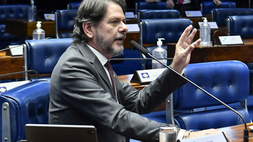 Cid Gomes em sess&atilde;o no Senado