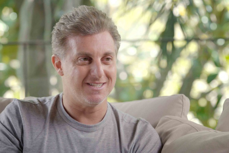 Apresentador da Globo, Luciano Huck &eacute; um dos convidados para o document&aacute;rio especial do SBT que ir&aacute; homenagear a vida e trajet&oacute;ria de Silvio Santos
