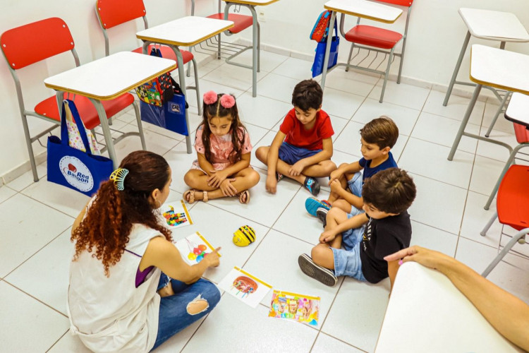 Para auxiliar os pequenos no processo de aprendizagem do inglês, a Red Balloon explora a Cultura Maker