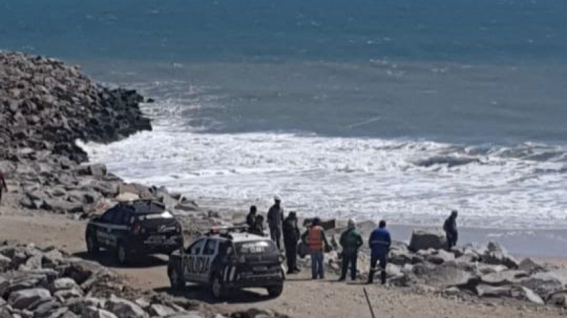 Corpo de um homem, ainda não identificado, foi encontrado próximo ao espigão na praia do Icara...