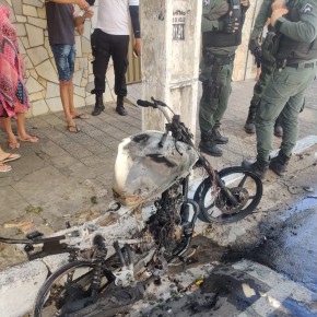 Homem tocou fogo na moto e fugiu