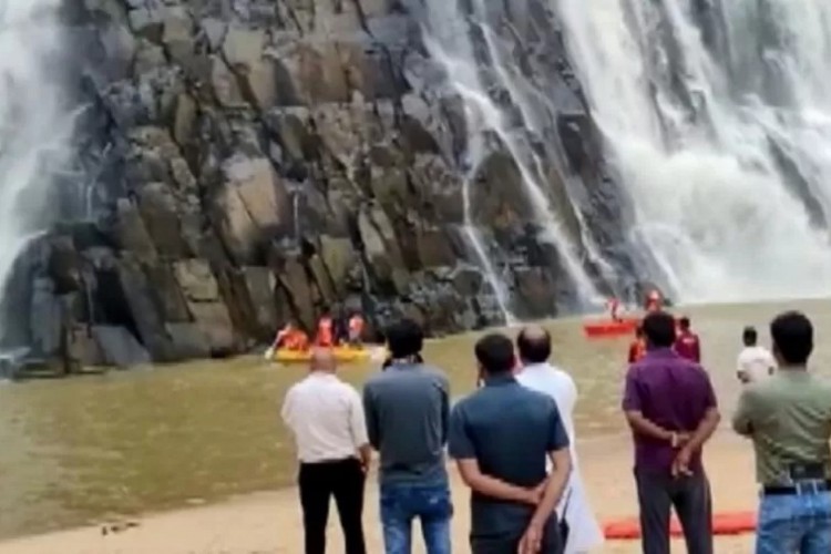 Pessoas da mesma família morrem em cachoeira na Índia