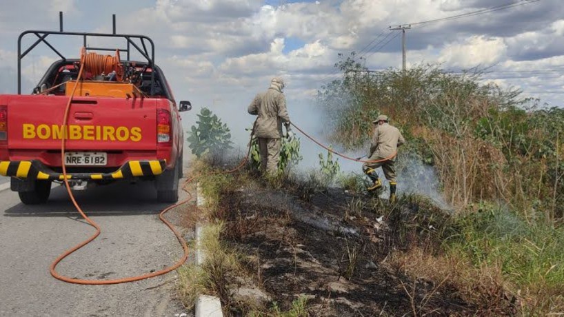 Bombeiros combatem queimada em terreno ao lado de rodovia no Ceará. (foto: Divulgação/ CBMCE)