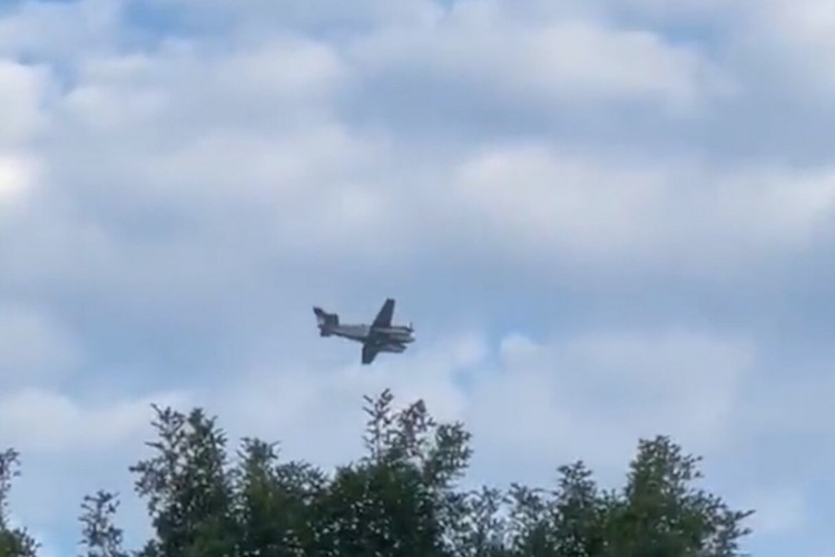 Homem pilota avião de pequeno porte sobre a cidade de Tupelo, em Mississipi, Estados Unidos.