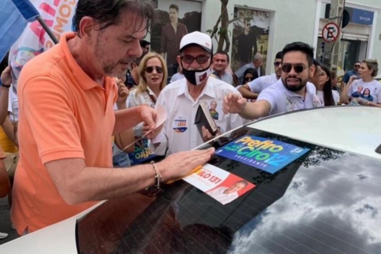Cid Gomes em adesivaço em Sobral por Ciro Presidente e Camilo Senador