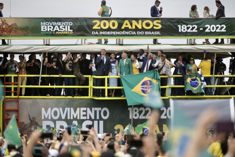 Presidente Bolsonaro discursa em Brasília. Com ele, o empresário Luciano Hang, dono da Havan, e poucas autoridades