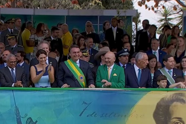 Presidente Bolsonaro entre primeira-dama Michelle Bolsonaro e o dono da Havan, Luciano Hang