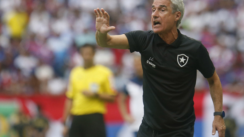 Técnico Luis Castro no jogo Fortaleza x Botafogo, na Arena Castelão, pelo Campeonato Brasileiro Série A