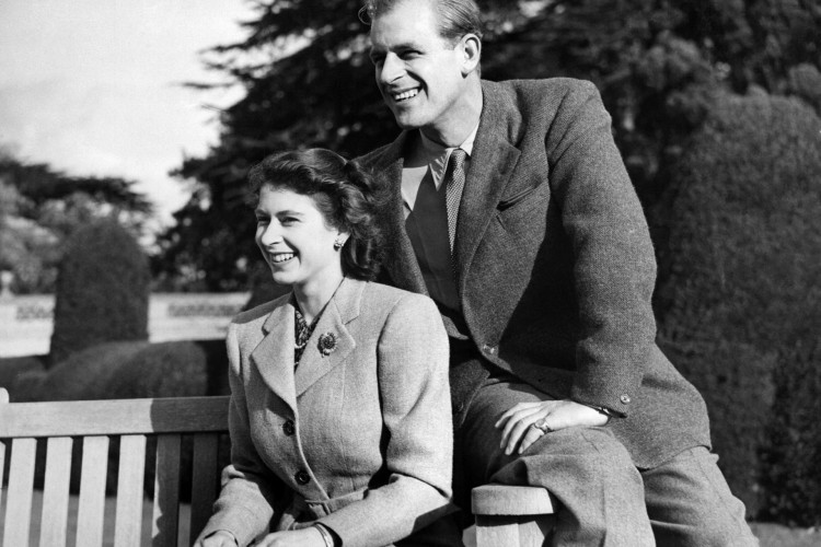 Foto de 1947 mostra Elizabeth e seu marido Philip, com quem teve seus filhos; confira história de vida da rainha