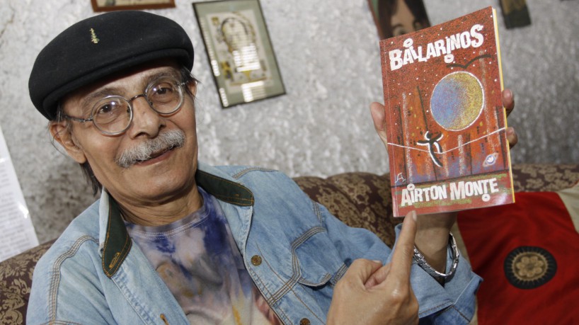 Airton Monte com o livro de contos 