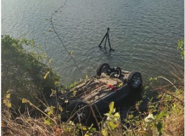 O motorista do veículo, um homem de 27 anos,  teria errado a curva da pista e caído dentro de um açude. 