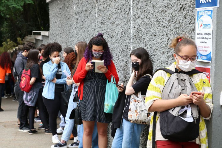 São Paulo - Estudantes esperam a abertura dos portões no primeiro dia de provas do Exame Nacional do Ensino Médio - Enem, na Universidade Presbiteriana Mackenzie.
