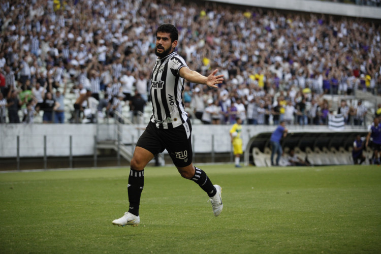 FORTALEZA CE, BRASIL, 10.09.2022: Zé Roberto, jogador do Ceará, comemora gol no Jogo pela série A do campeonato brasileiro, Ceará vs Santos. Arena Castelão.