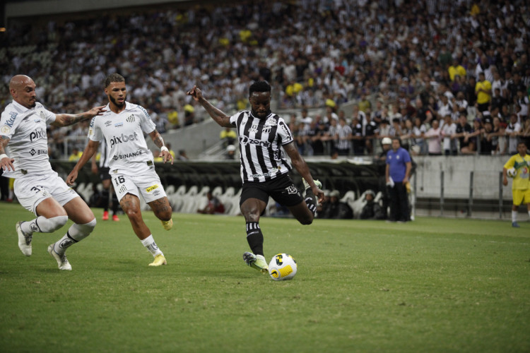 FORTALEZA CE, BRASIL, 10.09.2022: Mendoza, jogador do Ceará em disputa de bola no Jogo pela série A do campeonato brasileiro, Ceará vs Santos. Arena Castelão.