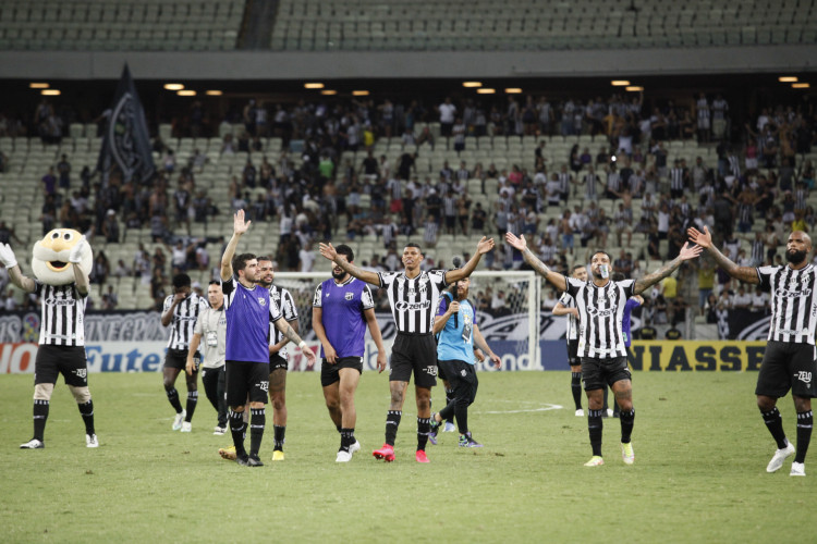 FORTALEZA CE, BRASIL, 10.09.2022: Time do Ceará agradece apoio da torcida ao final do Jogo pela série A do campeonato brasileiro, Ceará vs Santos. Arena Castelão.
