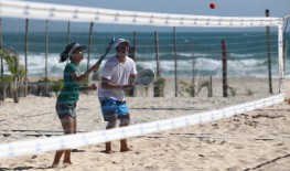 O beach tennis é um esporte que permite a prática por pessoas de diferentes idades 