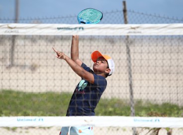 O beach tennis propicia alto gasto calórico e fortalecimento muscular, além de estimular o foco e a concentração 