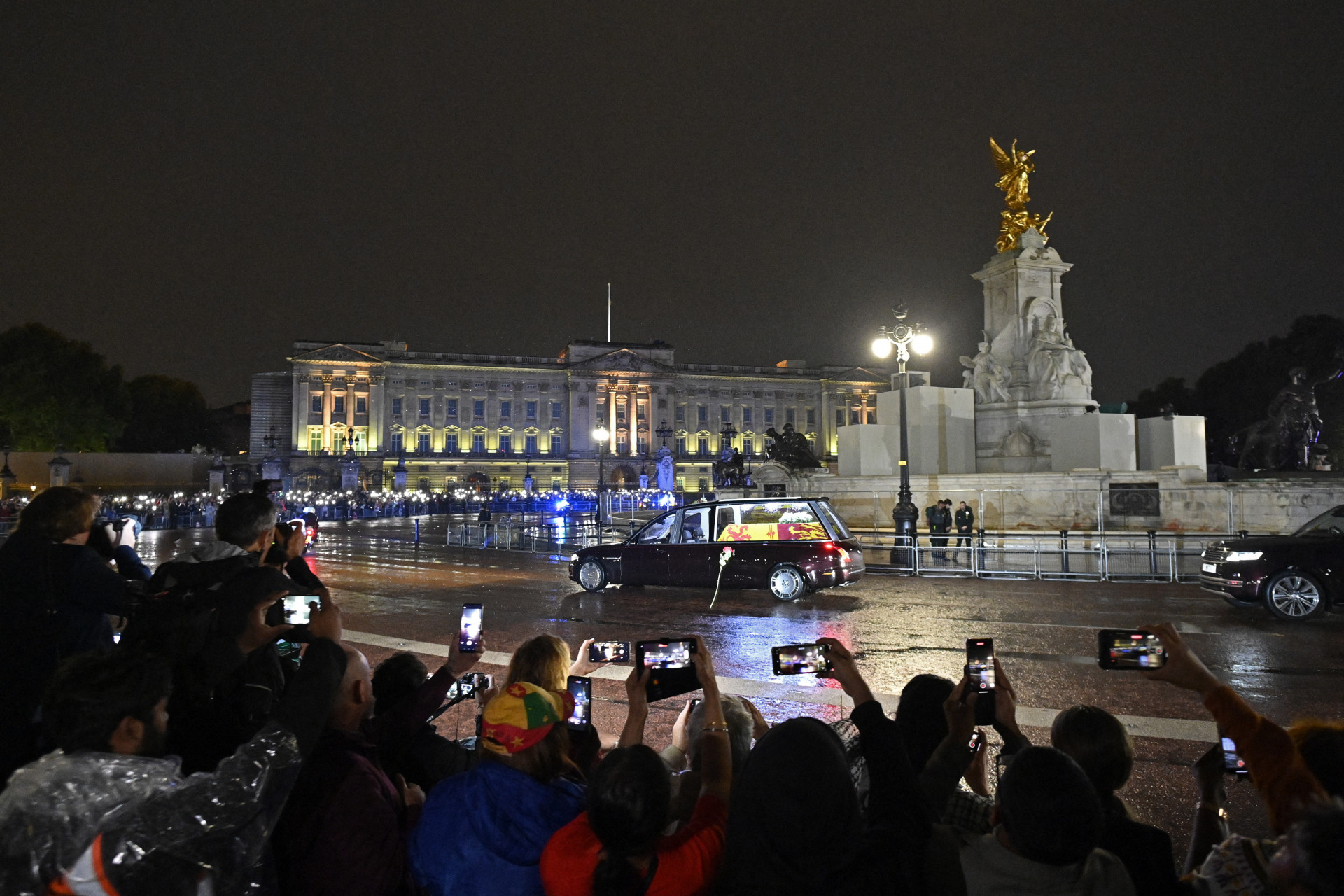 O caixão da rainha Elizabeth II chega ao Royal Hearse no Palácio de Buckingham, em Londres, em 13 de setembro de 2022, onde descansará no Bow Room do Palácio durante a noite. O caixão da rainha Elizabeth II será levado na terça-feira pela Royal Air Force de Edimburgo para Londres, acompanhado pela única filha da rainha, Anne, a princesa real, e levado ao Palácio de Buckingham, para descansar no Bow Room.
 (Foto: Justin Tallis / AFP)