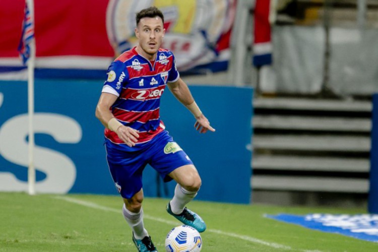 Ángelo Henríquez faz bom início de temporada na Polônia e foi convocado pelo Chile