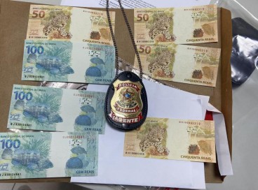 Foram apreendidas cédulas falsas de R$ 100 e R4 50 