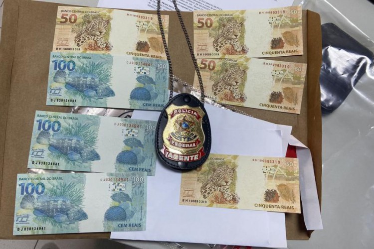 Foram apreendidas cédulas falsas de R$ 100 e R4 50