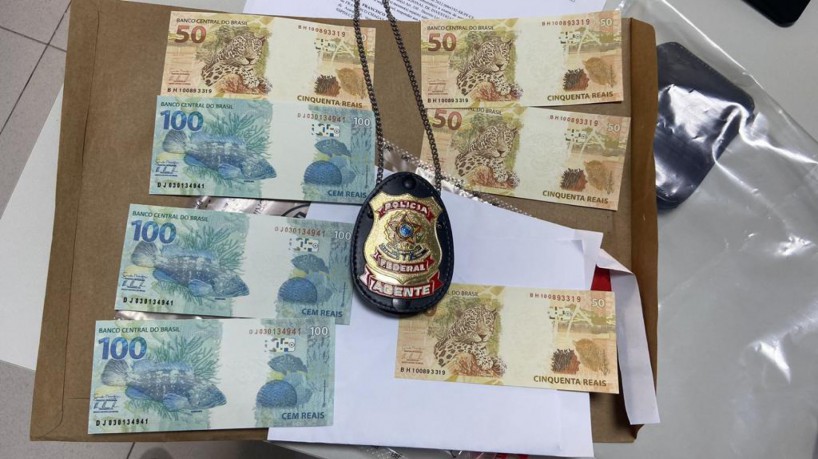 Foram apreendidas cédulas falsas de R$ 100 e R4 50(foto: Divulgação Polícia Federal)