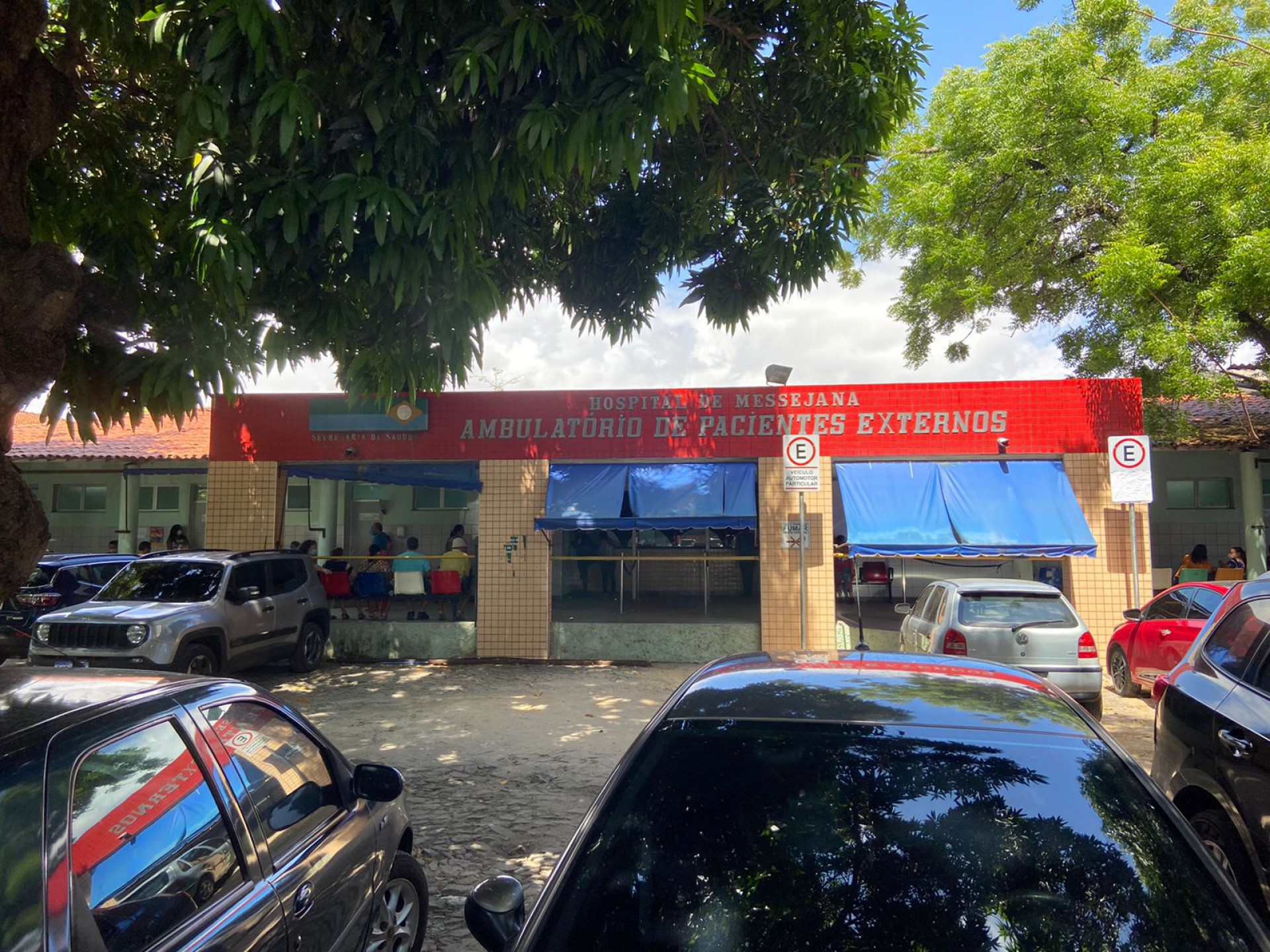 ￼ AMBULATÓRIO do Hospital de Messejana: movimento intenso  (Foto: Levi Aguiar/O POVO)