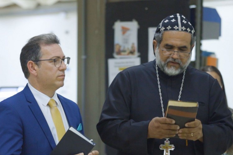 Padre Kelmon doa bíblias para UnB e propõe pacto a demais candidatos