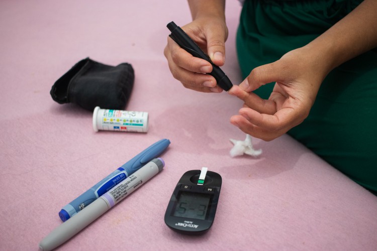 FORTALEZA, CEARÁ, BRASIL, 15-09-2022: Na foto, Rosa Duarty, de 22 anos, diagnosticada com diabetes aos 10 anos. (Foto: Fernanda Barros/ O Povo)

