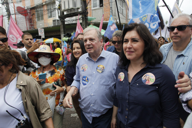 Simone Tebet, candidata à presidência, caminha com Tasso Jereissati nas ruas do Centro de Fortaleza.