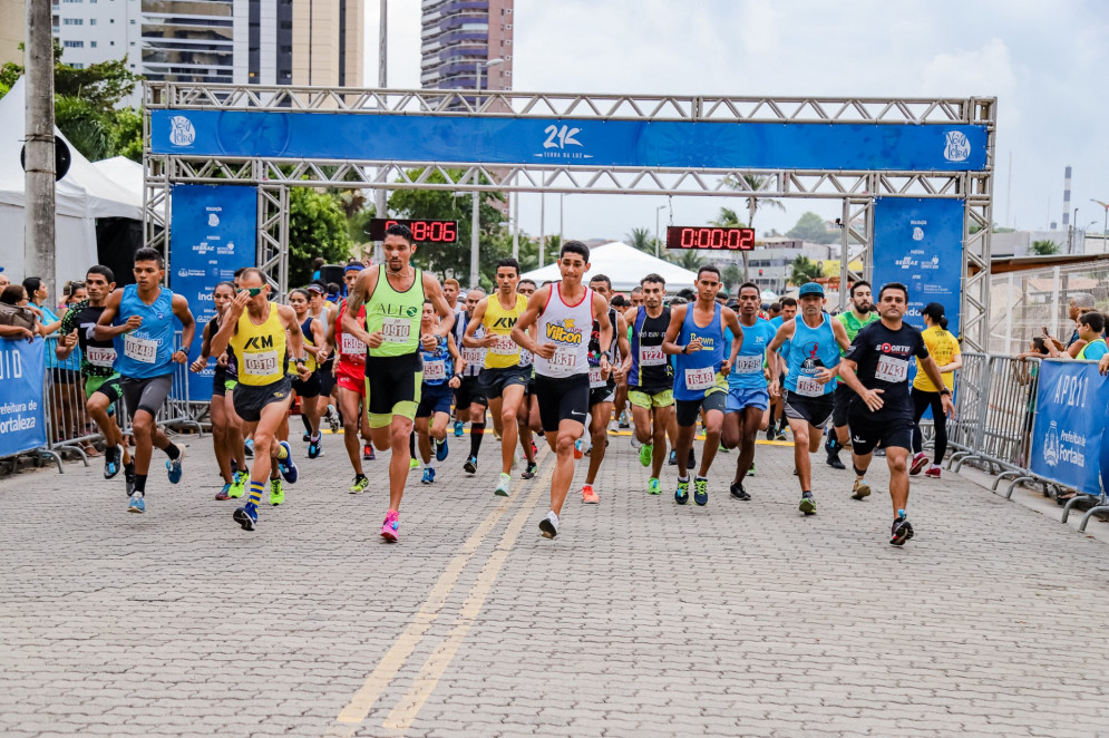 Largada da corrida 21k Terra da Luz, em Fortaleza 