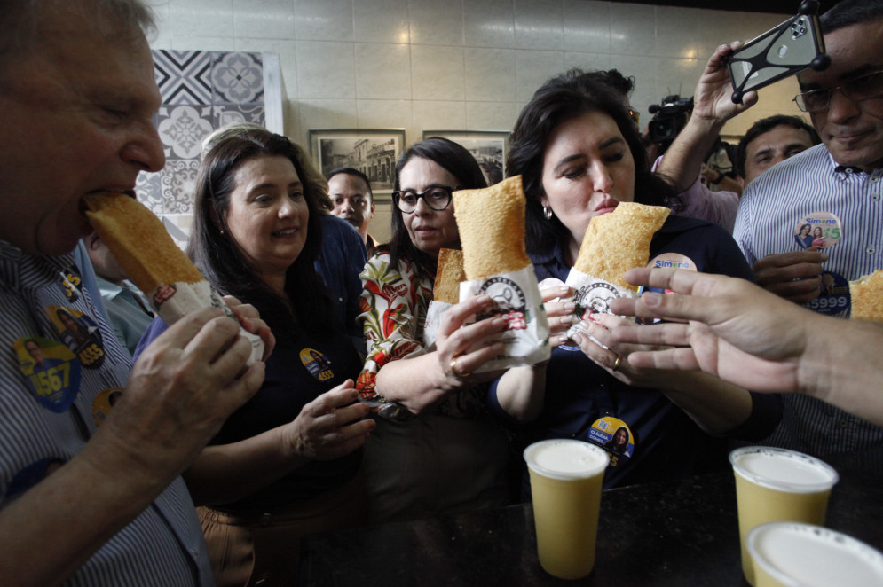 FORTALEZA CE, BRASIL, 15.09.2022: Simone Tebet, candidata à presidência e Tasso Jereissati, comem pastel com caldo de cana no Leão do sul. (Foto: FÁBIO LIMA)