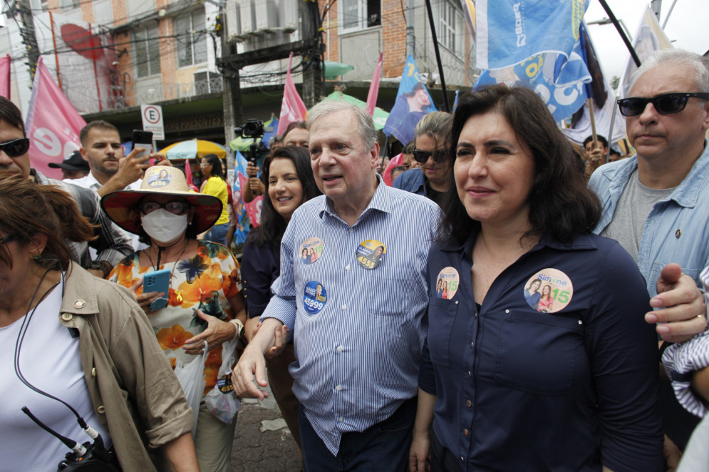 Simone Tebet, candidata à presidência, caminha com Tasso Jereissati nas ruas do Centro de Fortaleza.(Foto: FÁBIO LIMA/O POVO)