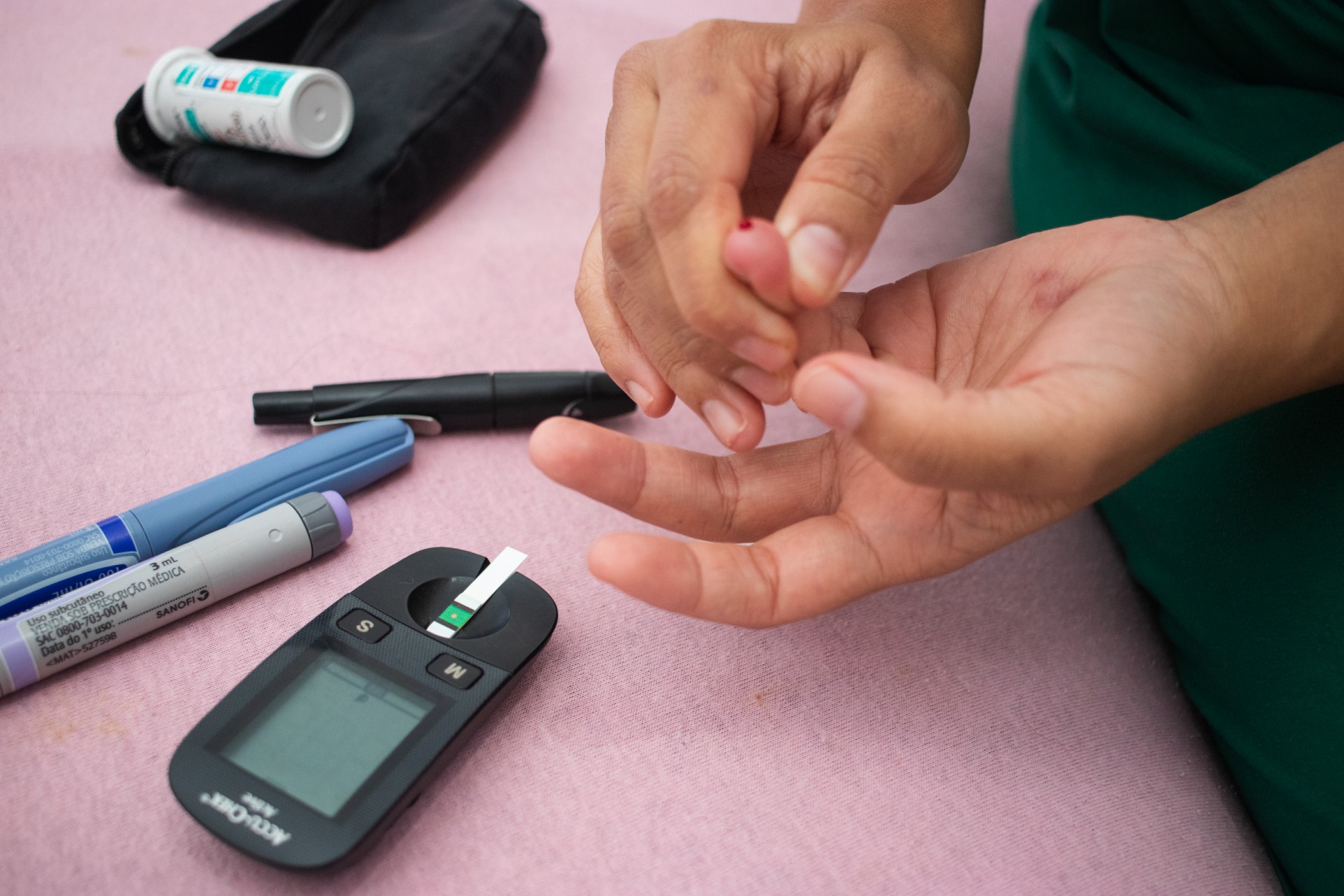 FORTALEZA, CEAR&Aacute;, BRASIL, 15-09-2022: Na foto, Rosa Sousa, de 22 anos, diagnosticada com diabetes aos 10 anos. (Foto: Fernanda Barros/ O Povo)

 (Foto: FERNANDA BARROS)