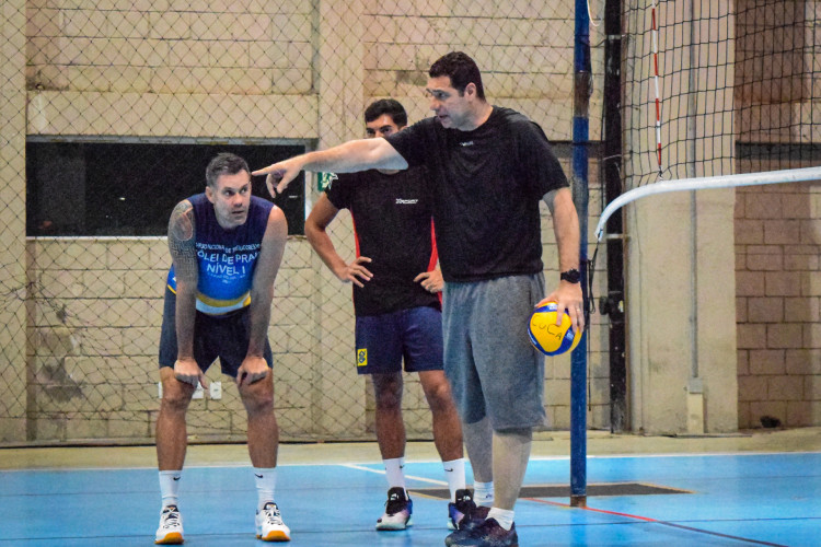 Técnico Marcelo Negrão comandando uma atividade do Rede Cuca na quadra