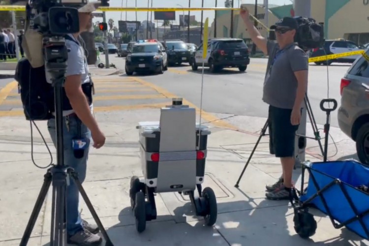 Cinegrafista que cobria o tiroteio levantou fita policial para robô de entregas avançar; policiais que viram a cena não intervieram