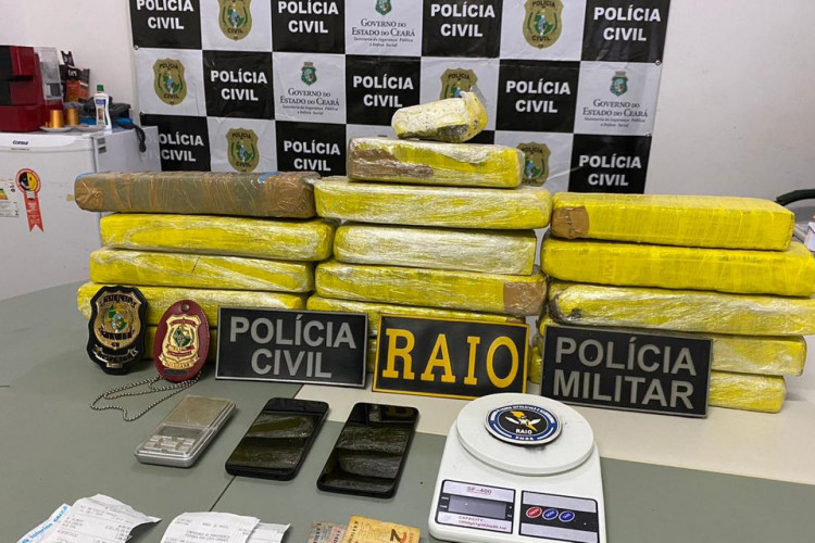Polícia  apreendeu 16 tabletes de maconha, balanças de precisão e anotações sobre a venda dos entorpecentes em Jaguaruana, no Ceará
