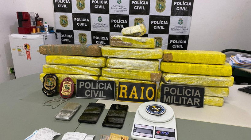 Polícia  apreendeu 16 tabletes de maconha, balanças de precisão e anotações sobre a venda do...