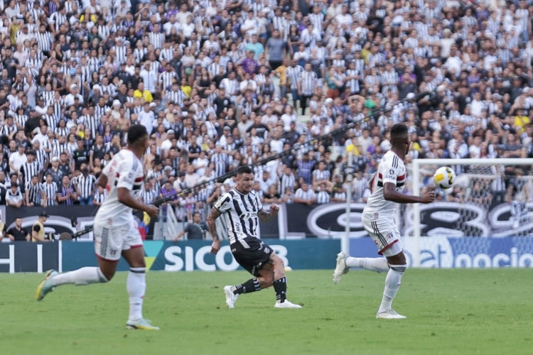 Ceará e São Paulo em duelo válido pela 27° rodada do Brasileirão 2022, na Arena Castelão. 