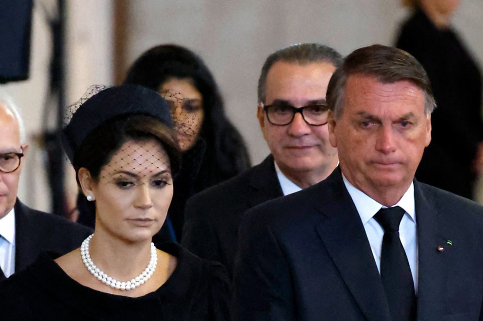 Bolsonaro improvisa comício em Londres antes de funeral