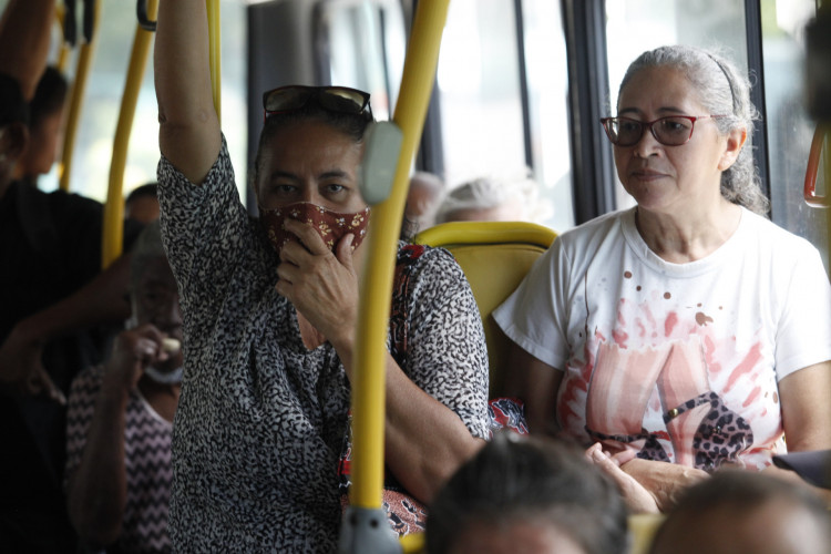 Para alguns passageiros dos transportes coletivos, o uso de m&aacute;scaras segue como um cuidado necess&aacute;rio contra a Covid-19