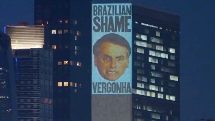 Bolsonaro foi chamado de vergonha brasileira em prédio da ONU. (foto: Reprodução/Redes Sociais)