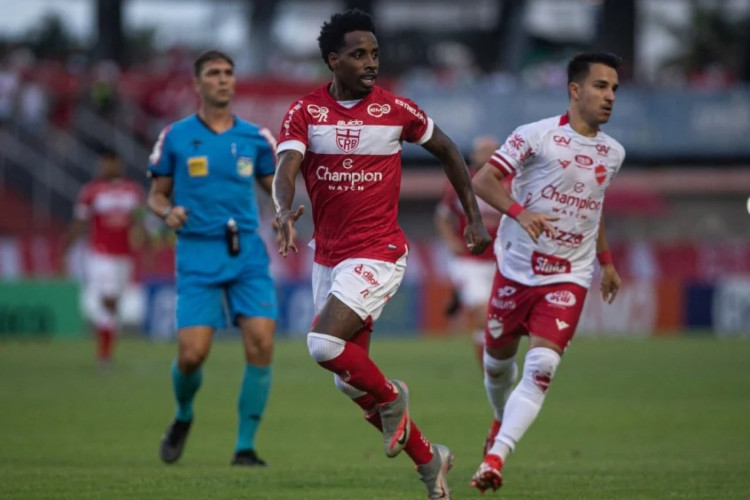 Vila Nova e CRB se enfrentam pela Série B hoje, 22; onde assistir ao vivo aos jogos do dia e horário do jogo