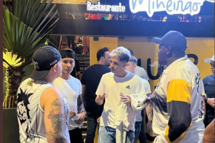 Zaracho, jogador do Atlético-MG, é abordado por torcedores de organizada em bar em BH