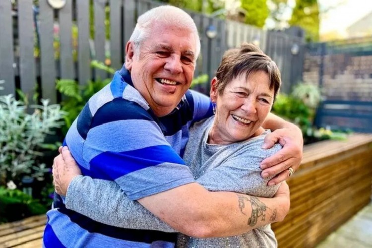 Jim e Margaret est&atilde;o casados h&aacute; 50 anos ap&oacute;s se reencontrarem ao caso no casamento de amigos em comum e descobrirem terem sido trocados na maternidade