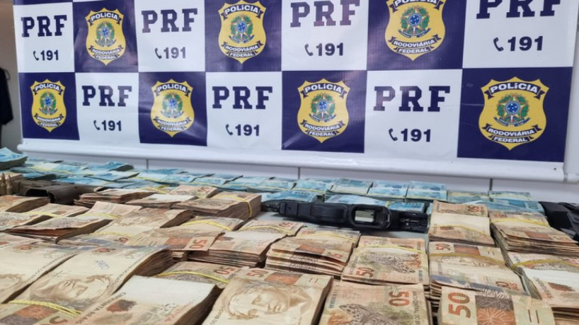 Motorista do carro foi levado à delegacia. Ele se apresentou aos agentes como um policial da Bah...