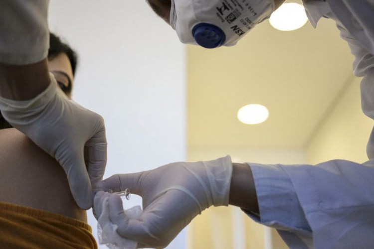 OMS declara fim da pandemia de Covid-19, mas refor&ccedil;a que cuidados devem continuar