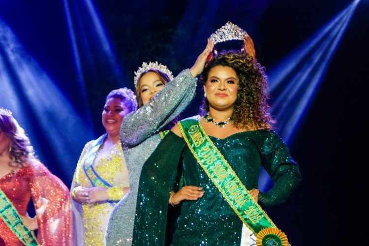 Drielly Linhares, de Irauçuba, vencedora da modalidade tradicional no Miss Plus Size Ceará, que aconteceu no Teatro São José (Foto: Thais Mesquita/OPOVO)