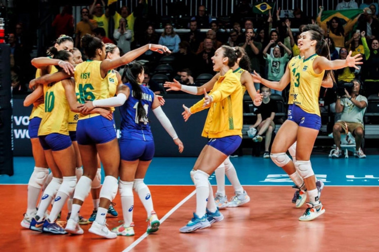 Jogadoras da seleção brasileira em quadra contra a Argentina pelo mundial de vôlei